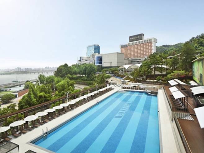 서울 내 호텔 수영장은 교통 편의성과 인프라로 많은 소비자들의 주목을 받고 있다. 사진은 올해 리뉴얼 된 그랜드 워커힐 수영장의 모습. /사진=그랜드 워커힐 제공