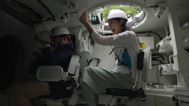 방송인 장성규와 안현모가 방위사업청 유튜브 개편을 맞아 방산 현장과 정책 부서의 생생한 모습을 소개하는 체험형 예능 콘텐츠를 촬영하고 있다. 방위사업청 제공