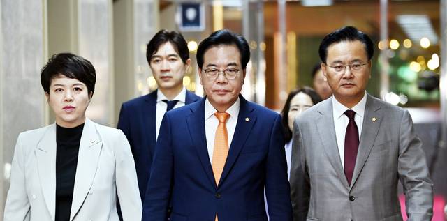 결연한 국힘, 국회의장 만나러…  : 송언석(앞줄 오른쪽 두 번째) 국민의힘 원내대표가 27일 오전 국회에서 우원식 국회의장과 회동하기 위해 의장실로 향하고 있다. 앞줄 오른쪽부터 유상범 운영수석부대표, 송 원내대표, 김은혜 정책수석부대표. 박윤슬 기자