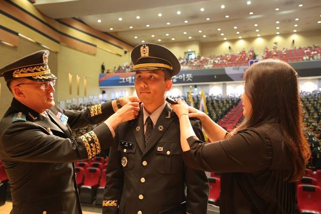 육군은 27일 고창준 육군참모총장 직무대리 주관으로 충북 괴산군 소재 육군학생군사학교에서 ‘2025년 대한민국 육군장교 통합임관식’을 실시했다.  사진은 임관대표자 우지현(가운데) 소위에게 고창준(왼쪽) 육군참모총장 직무대리(왼쪽)가 계급장을 수여하고 있는 모습. 육군 제공