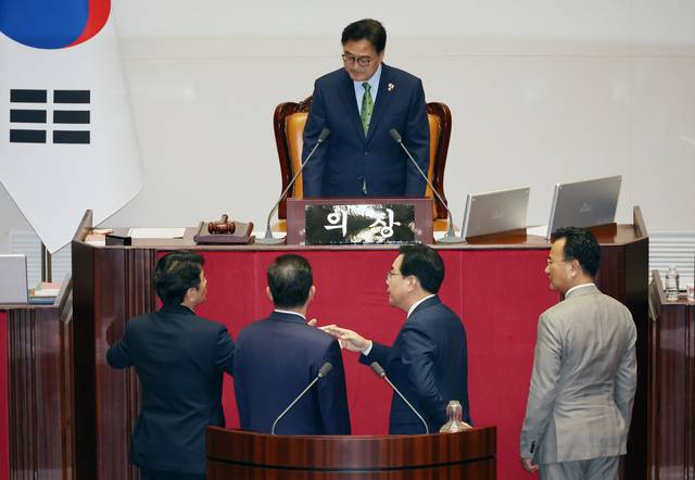 27일 국회 본회의장에서 더불어민주당 문진석 원내수석부대표, 김병기 당대표 직무대행 겸 원내대표, 국민의힘 송언석 원내대표, 유상범 원내수석부대표가 대화하고 있다. 연합뉴스