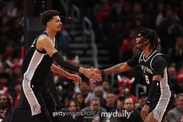 빅터 웸반야마(왼쪽)와 스테폰 캐슬. /게티이미지코리아