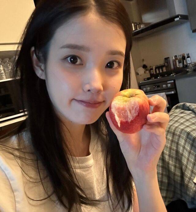가수 겸 배우 아이유/아이유 인스타그램