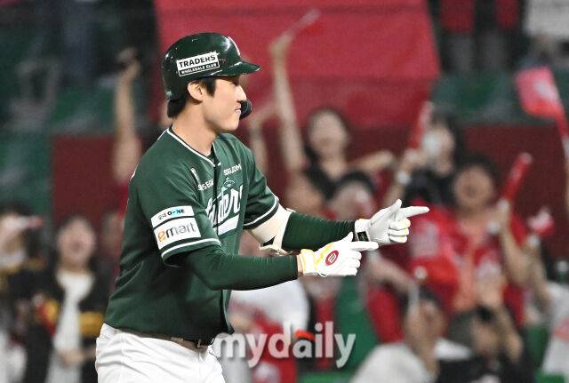 27일 오후 인천광역시 문학동 SSG랜더스필드에서 진행된 '2025 프로야구 KBO리그' SSG랜더스와 한화이글스의 경기. SSG 오태곤이 7회말 2사 만루서 2타점 적시타를 터뜨린 뒤 환호하고 있다./인천 = 송일섭 기자