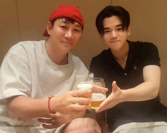 윤민수가 성인이 된 아들과 술잔을 기울이고 있다. / 윤민수 소셜미디어 캡처