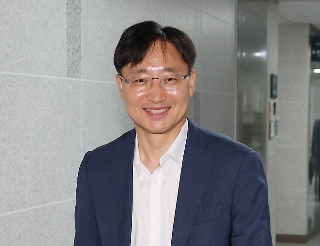 국세청장 후보자로 지명된 더불어민주당 임광현 의원이 26일 서울 여의도 국회 의원회관 사무실을 나서고 있다. [연합]