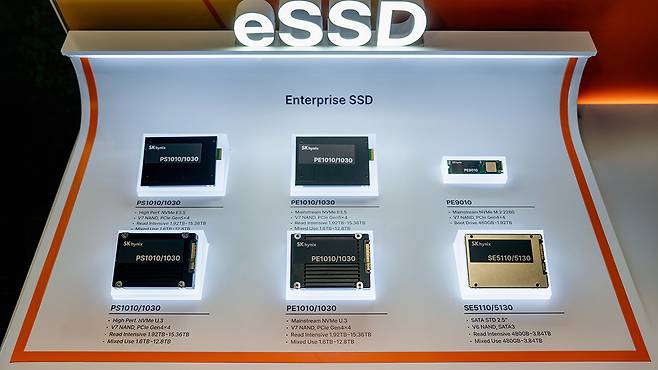 SK하이닉스가 지난 23~26일 미국 라스베이거스에서 열린 ‘HPE 디스커버 2025’에서 선보인 기업용 솔리드스테이트드라이브(eSSD) 제품. [SK하이닉스 제공]