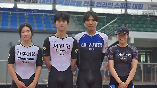 제45회 대한체육회장배 전국 인라인 스피드대회에 출전한 고등부 및 일반부 최우수선수상 수상자들이 기념촬영을 하고 있다.