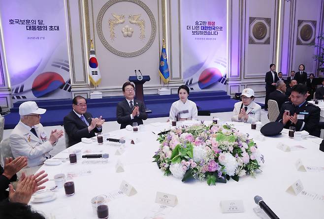 이재명 대통령과 김혜경 여사가 27일 청와대 영빈관에서 열린 ‘호국 보훈의 달, 대통령의 초대’ 행사에 참석하고 있다. [연합]