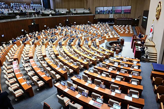 27일 오후 서울 여의도 국회 본회의장에서 우원식 국회의장이 입장하자 국민의힘 의원들이 법사위원장 등을 선출하기로 한 의사일정 강행에 대해 반발하며 퇴장하고 있다. 이상섭 기자