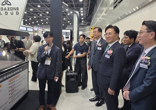 유상임 과기정통부 장관이 지난 24일 서울 서초구 양재 aT센터 제2전시장에서 개최된 퀀텀코리아 2025에서 전시 부스를 둘러보고 있다. [권제인 기자/eyre@]