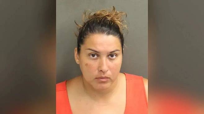 [뉴시스]25일(현지 시간) 폭스뉴스에 따르면 미 플로리다주 올랜도 광역권 소재 오렌지 카운티 공립학군(OCPS) 소속 코너레이크 중학교에서 수학 교사로 재직 중인 사라 하카스(32·여)는 지난 23일 강간 혐의 등으로 체포됐다. (사진=폭스뉴스) 2025.6.26 *재판매 및 DB 금지