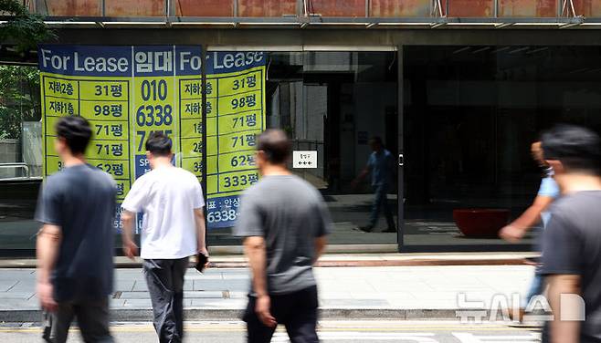 [서울=뉴시스] 박주성 기자 = 19일 강남구 신사동 가로수길에 '임대 문의' 안내문이 붙어 있다.  글로벌부동산컨설팅사 쿠시먼앤드웨이크필드(C&W) 코리아에 따르면 올 1분기 가로수길의 공실률은 41.6%. 서울 6대 상권 중 가장 높은 수준이다. 2025.06.19. park7691@newsis.com