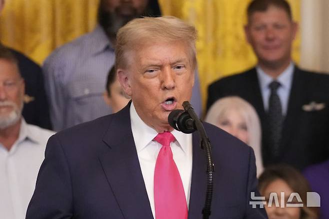 [워싱턴=AP/뉴시스] 도널드 트럼프 미국 대통령이 26일(현지 시간) 백악관 이스트룸에서 자신이 추진하는 감세안의 의회 통과를 위한 홍보 행사에서 연설하고 있다. 트럼프 대통령은 "어제 중국과 협정을 체결했다"고 말했다. 2025.06.27.