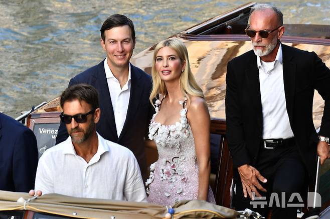 <font style="vertical-align: inherit;"><font style="vertical-align: inherit;">[베네치아=AP/뉴시스] 도널드 트럼프 미국 대통령 딸 이방카 트럼프(가운데)와 남편 재러드 쿠슈너가 26일(현지 시간) 아마존 창업자 제프 베이조스와 약혼녀 로렌 산체스의 결혼식 참석을 위해 이탈리아 베네치아에 도착하고 있다. 2025.06.27.</font></font>