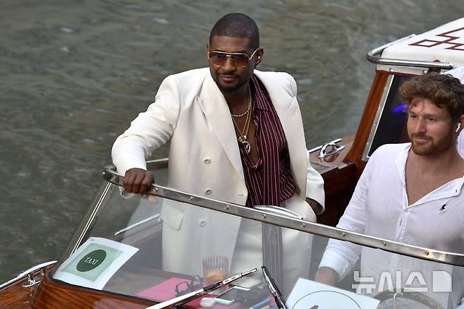 [베네치아=AP/뉴시스] 미국 가수 어셔가 26일(현지 시간) 아마존 창업자 제프 베이조스와 약혼녀 로렌 산체스의 결혼식 참석을 위해 이탈리아 베네치아에 도착하고 있다. 2025.06.27.