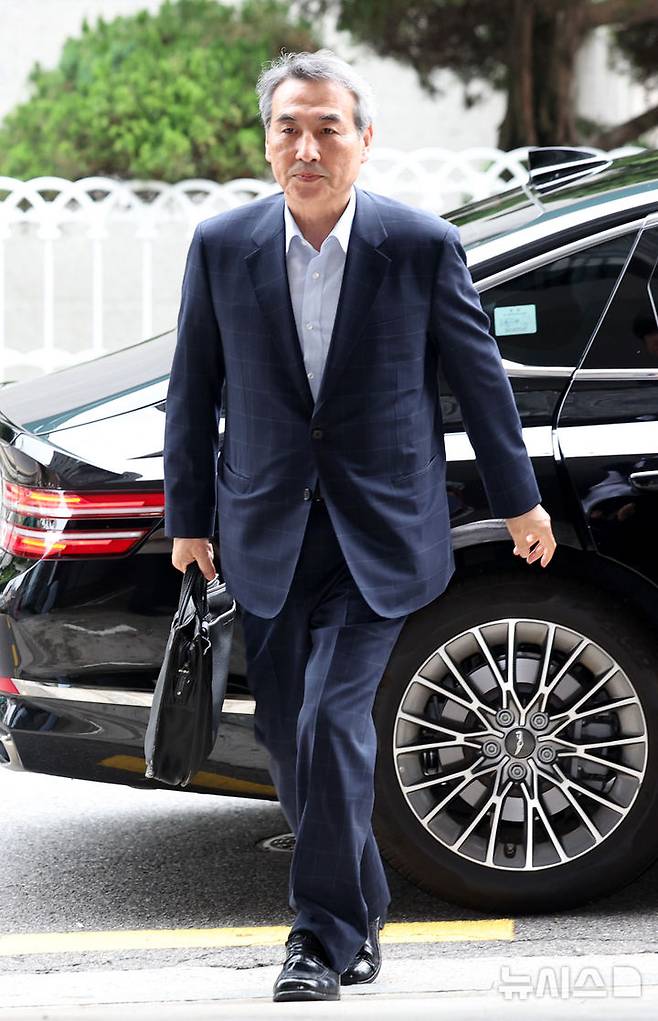 [서울=뉴시스] 김진아 기자 = 김건희 여사 의혹을 수사하는 민중기 특별검사가 27일 오전 서울 서초구의 사무실로 출근하고 있다. 2025.06.27. bluesoda@newsis.com