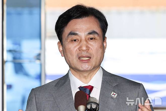 [서울=뉴시스] 권창회 기자 = 안규백 국방부장관 후보자가 27일 오전 서울 용산구 육군회관에 마련된 인사청문회 준비 집무실로 출근하며 취재진 질의에 답하고 있다. 2025.06.27. kch0523@newsis.com