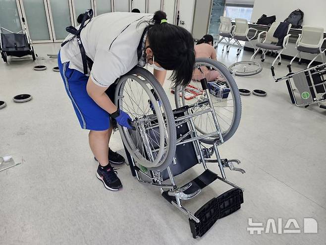 [안산=뉴시스]문영호 기자=25일 안산교육지원청 휠마스터 자격증반에서 학생들이 휠마스터 자격취득시험 준비 실전 연습이 진행 중이다. 휠체어 뒷바퀴를 분해하고 있다.2025.06.27.sonanom@newsis.com