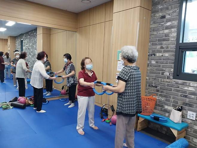 [서울=뉴시스] 스모비를_이용하여_재활운동하는_어르신. 2025.06.27. (사진=노원구 제공) *재판매 및 DB 금지