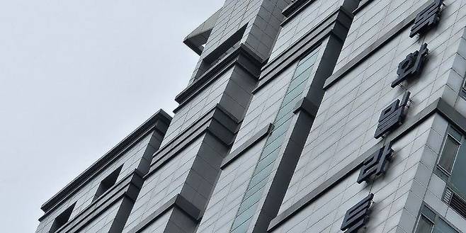 [서울=뉴시스]2일 오후 1시35분께 서울 강남구 역삼동의 19층짜리 주상복합 건물에서 한 여성이 옥상에 올라가 투신을 시도하는 소동이 빚어졌다. (사진=온라인 커뮤니티 캡쳐)photo@newsis.com *재판매 및 DB 금지