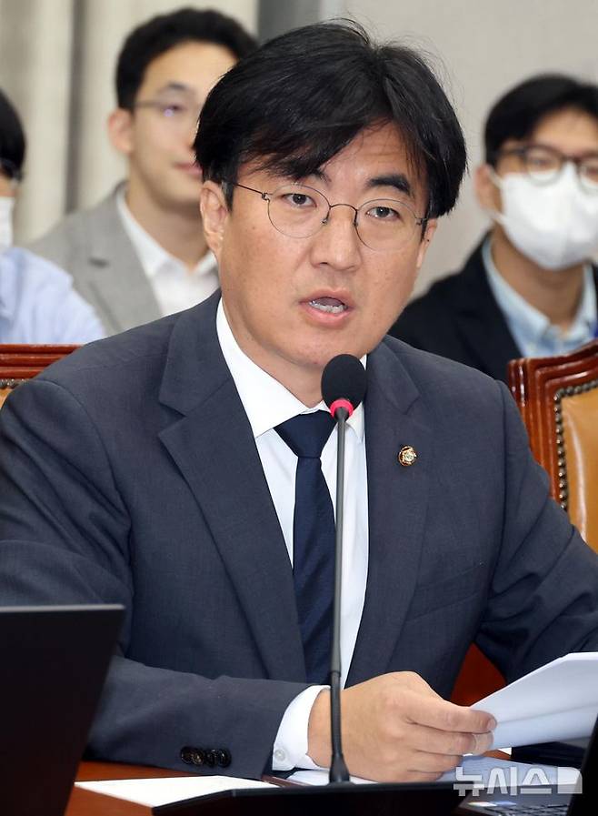 [서울=뉴시스] 조성봉 기자 = 김성회 더불어민주당 의원이 16일 오전 서울 여의도 국회에서 열린 운영위원회 전체회의에서 국정감사 증인 채택 관련 발언을 하고 있다.  2024.10.16. suncho21@newsis.com