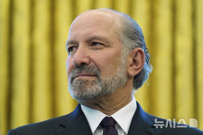 [워싱턴=AP/뉴시스] 하워드 러트닉 미국 상무장관이 지난 4월 17일(현지 시간) 백악관 오벌오피스에서 도널드 트럼프 미국 대통령의 발언을 듣고 있다. 2025.06.27.