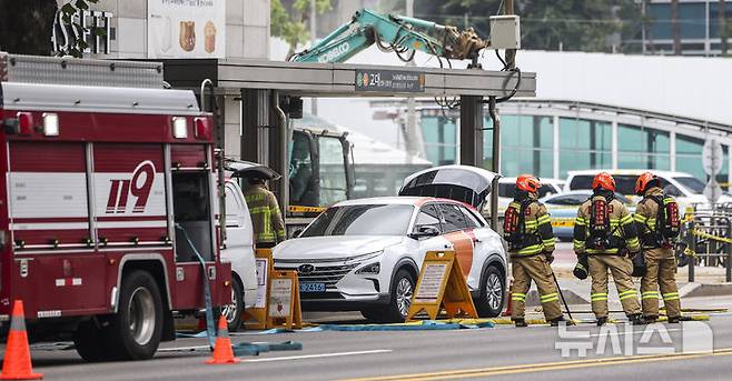 [서울=뉴시스] 김선웅 기자 = 27일 서울 서초구 교대역 인근에서 발생한 도시가스 유출 사고 현장에서 소방대원들이 조사를 하고 있다.이에 따라 서울 지하철 2호선과 3호선 열차가 해당 역을 무정차로 통과하고 있으며 유관 기관이 현장 복구 작업을 진행 중이다. 2025.06.27. mangusta@newsis.com
