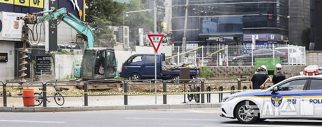 [서울=뉴시스] 김선웅 기자 = 27일 서울 서초구 교대역 인근에서 포크레인 작업 중 도시가스 배관이 파손되면서 가스가 역사 내부로 유입되는 사고가 발생해 인근 도로가 통제되고 있다.이에 따라 서울 지하철 2호선과 3호선 열차가 해당 역을 무정차로 통과하고 있으며 유관 기관이 현장 복구 작업을 진행 중이다. 사진은 도시가스 누출 일으킨 굴착기. 2025.06.27. mangusta@newsis.com