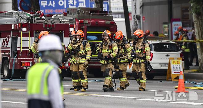 [서울=뉴시스] 김선웅 기자 = 27일 서울 서초구 교대역 인근에서 발생한 도시가스 유출 사고 현장에서 소방대원들이 조사를 하고 있다.이에 따라 서울 지하철 2호선과 3호선 열차가 해당 역을 무정차로 통과하고 있으며 유관 기관이 현장 복구 작업을 진행 중이다. 2025.06.27. mangusta@newsis.com