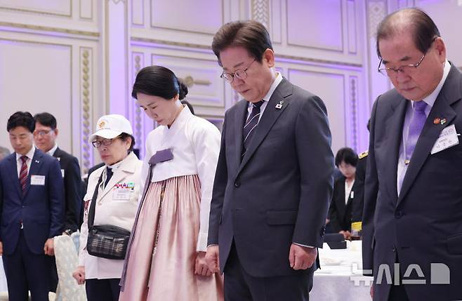 [서울=뉴시스] 최진석 기자 = 이재명 대통령과 부인 김혜경 여사가 27일 청와대 영빈관에서 열린 '호국보훈의 달, 대통령의 초대' 행사에서 묵념하고 있다. (대통령실통신사진기자단) 2025.06.27. myjs@newsis.com
