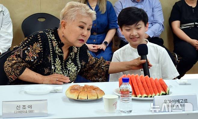 [광주=뉴시스] 이현행 기자 = 27일 오전 광주 광산구 고려인광주진소료에서 열린 '독립유공자 후손 특별귀화자 초청 감사 행사'에 참여한 우가이예고르(11)군이 이야기 하고 있다. 2025.06.27. lhh@newsis.com