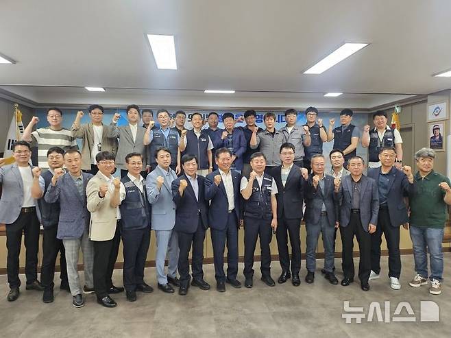 [전주=뉴시스] 정청래 의원은 27일 한국노총 전북지역본부를 방문해 간담회를 가진 후 관계자들과 기념촬영을 하고 있다. 2025.06.28 (사진= 더불어민주당 전북특별자치도당 제공)  *재판매 및 DB 금지