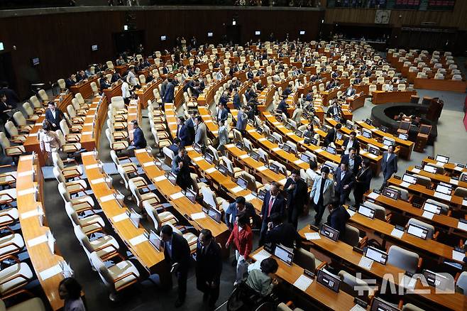 [서울=뉴시스] 김명년 기자 = 국민의힘 의원들이 27일 오후 서울 여의도 국회에서 열린 본회의에서 여당 주도의 상임위원장 선출에 반대하며 퇴장하고 있다. 2025.06.26. kmn@newsis.com