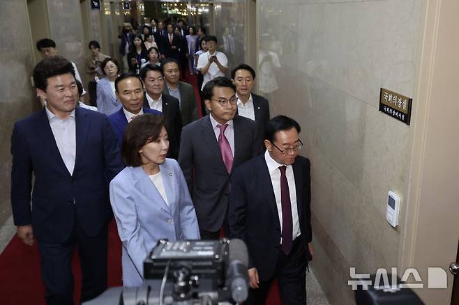 [서울=뉴시스] 김명년 기자 = 국민의힘 의원들이 27일 오후 서울 여의도 국회에서 현재 공석인 상임위원장 선출을 위한 본회의 시작 전 국회의장실을 방문하고 있다. 2025.06.27. kmn@newsis.com