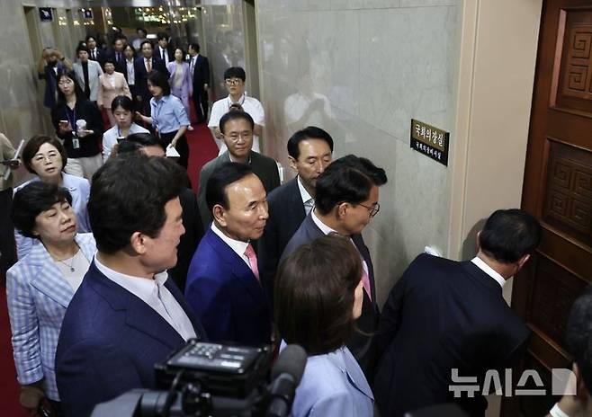 [서울=뉴시스] 김명년 기자 = 국민의힘 의원들이 27일 오후 서울 여의도 국회에서 현재 공석인 상임위원장 선출을 위한 본회의 시작 전 국회의장실을 방문하고 있다. 2025.06.27. kmn@newsis.com