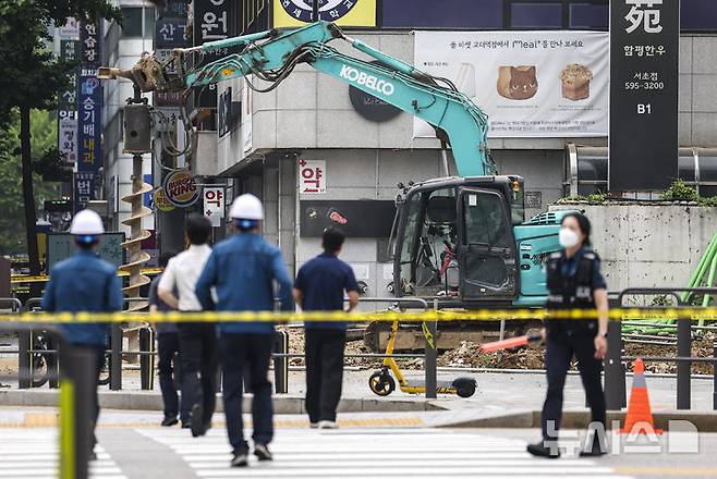 [서울=뉴시스] 김선웅 기자 = 27일 서울 서초구 교대역 인근에서 포크레인 작업 중 도시가스 배관이 파손되면서 가스가 역사 내부로 유입되는 사고가 발생해 인근 도로가 통제되고 있다.이에 따라 서울 지하철 2호선과 3호선 열차가 해당 역을 무정차로 통과하고 있으며 유관 기관이 현장 복구 작업을 진행 중이다. 사진은 도시가스 누출 일으킨 굴착기. 2025.06.27. mangusta@newsis.com