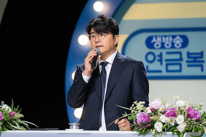 복권수탁사업자 동행복권은 26일 오후 서울 상암 MBC에서 연금복권720+의 공정성과 신뢰성을 함께 확인하는 대국민 추첨 공개 생방송 행사 '720 데이(Day)'를 진행했다. 행사에서 동행복권 홍덕기 대표가 연금복권720+에 대해 설명하고 있다.(사진 : 동행복권 제공) 2025.6.27. *재판매 및 DB 금지