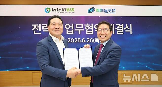 [서울=뉴시스] 인텔리빅스 비즈니스센터에서 진행된 업무협약 체결식에서 최은수 인텔리빅스 대표이사(왼쪽)와 강용주 엠젠솔루션 사장(오른쪽)이 기념사진을 촬영하고 있다. (사진 = 인텔리빅스 제공)