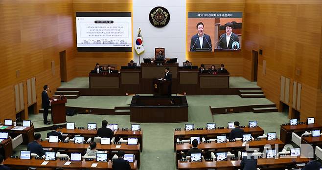 [서울=뉴시스] 박주성 기자 = 오세훈 서울시장이 지난 11일 오전 서울 중구 서울시의회에서 열린 제331회 정례회 제2차 본회의에서 김동욱 의원의 질의에 답하고 있다. 2025.06.11. park7691@newsis.com