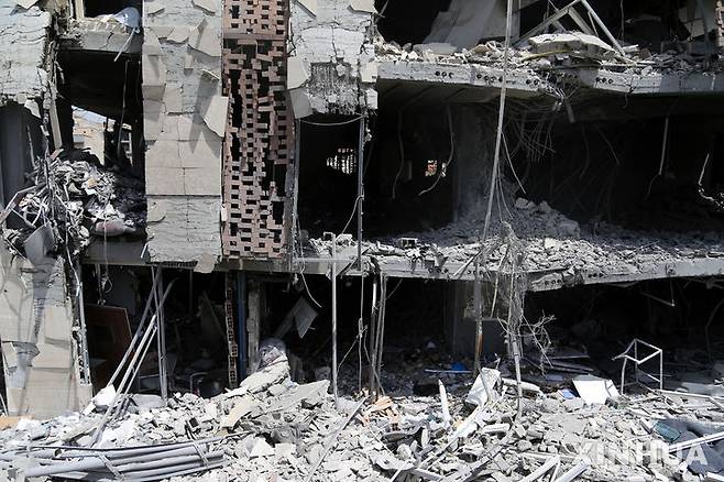 [테헤란=신화/뉴시스] 25일(현지 시간) 이란 테헤란의 건물이 이스라엘의 공습으로 파괴돼 있다. 2025.06.26.