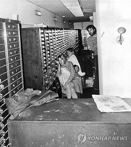 1973년 8월 23일 스톡홀름에서 벌어진 인질극 오른쪽에 서 있는 남성이 클라르크 올로프손이다 [TT뉴스에이전시/AFP=연합뉴스]