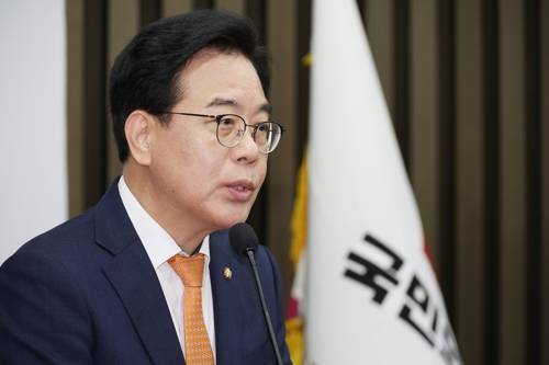 의총서 발언하는 송언석 원내대표 의총서 발언하는 송언석 원내대표     (서울=연합뉴스) 박동주 기자 = 국민의힘 송언석 원내대표가 27일 서울 여의도 국회에서 열린 의원총회에서 발언하고 있다. 2025.6.27     pdj6635@yna.co.kr (끝)   <저작권자(c) 연합뉴스, 무단 전재-재배포, AI 학습 및 활용 금지>