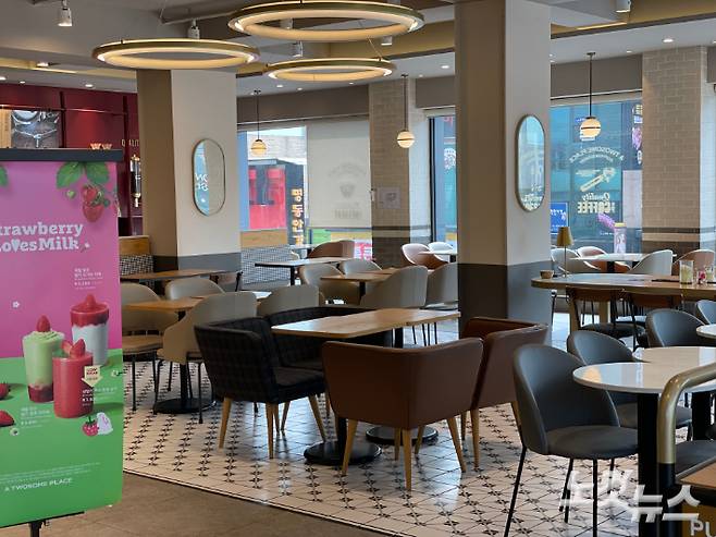 점심시간 이후 한창 사람이 붐빌 시간대지만, 홍천군 시내에 위치한 한 카페 내부가 텅 비어있다. 홍천=최보금 기자