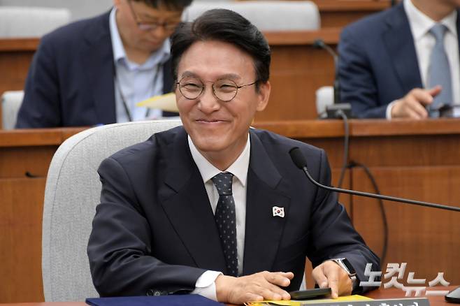 김민석 국무총리 후보자가 24일 서울 여의도 국회에서 열린 인사청문회에서 밝은 표정을 짓고 있다. 윤창원 기자