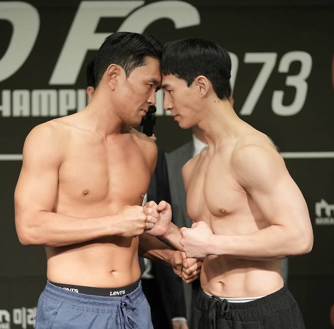 윤형빈(사진 왼쪽)이 27일 서울 스위스 그랜드 호텔에서 열린 굽네 ROAD FC 073 대회 계체 현장에서 대결 상대 밴쯔와 기 싸움을 벌이고 있다. 로드FC 제공