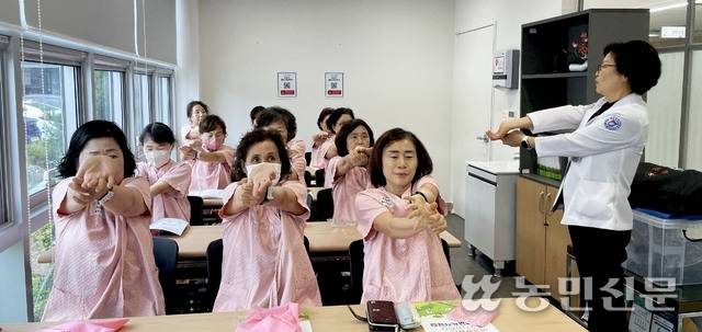 24일 전북 익산 원광대학교병원에서 ‘여성농업인 특수건강검진’을 받은 여성농들이 ‘근골격계 질환 예방 운동 교육’에 참여하고 있다.