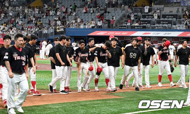 [OSEN=고척, 이대선 기자] 프로야구 키움 히어로즈와 KIA 타이거즈가 무승부를 기록했다. &nbsp;키움과 KIA는 26일 서울 고척 스카이돔에서 열린 2025 KBO리그 시즌 12차전 맞대결에서 연장 11회 5-5 무승부를 기록했다. &nbsp;경기 종료 후 KIA 선수들이 그라운드를 나가고 있다. 2025.06.26 /sunday@osen.co.kr