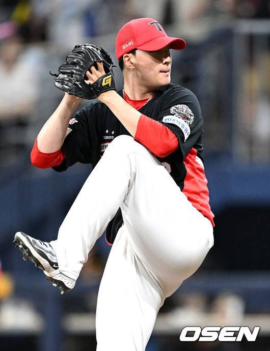 [OSEN=고척, 이대선 기자] 26일 오후 서울 고척스카이돔에서 2025 신한 SOL Bank KBO리그 키움 히어로즈와 KIA 타이거즈의 경기가 열렸다.키움은 하영민, KIA는 김건국을 선발 투수로 내세웠다.9회말 무사에서 KIA 정해영이 역투하고 있다. 2025.06.26 /sunday@osen.co.kr