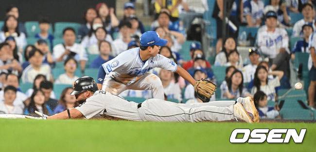 [OSEN=대구, 이석우 기자] 26일 대구삼성라이온즈파크에서 2025 신한 SOL 뱅크 KBO 리그 삼성 라이온즈와 한화 이글스의 경기가 열렸다. 홈팀 삼성은 가라비토가, 방문팀 한화는 문동주가 선발 출전했다. 한화 이글스 리베라토가 6회초 2사 1,2루 우익수 앞 안타를 치고 삼성 라이온즈 구자욱의 포구 실책을 틈타 3루까지 쇄도하고 있다. 2025.06.26 / foto0307@osen.co.kr